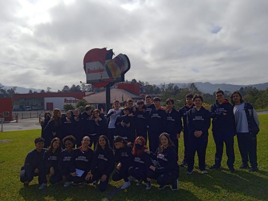 Estudantes do Colégio Universitário realizam visita à empresa Resicolor