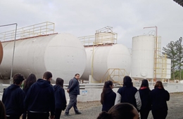 Estudantes do Colégio Universitário realizam visita à empresa Resicolor